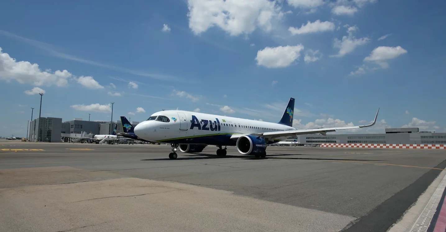 Aeronave Azul no aeroporto