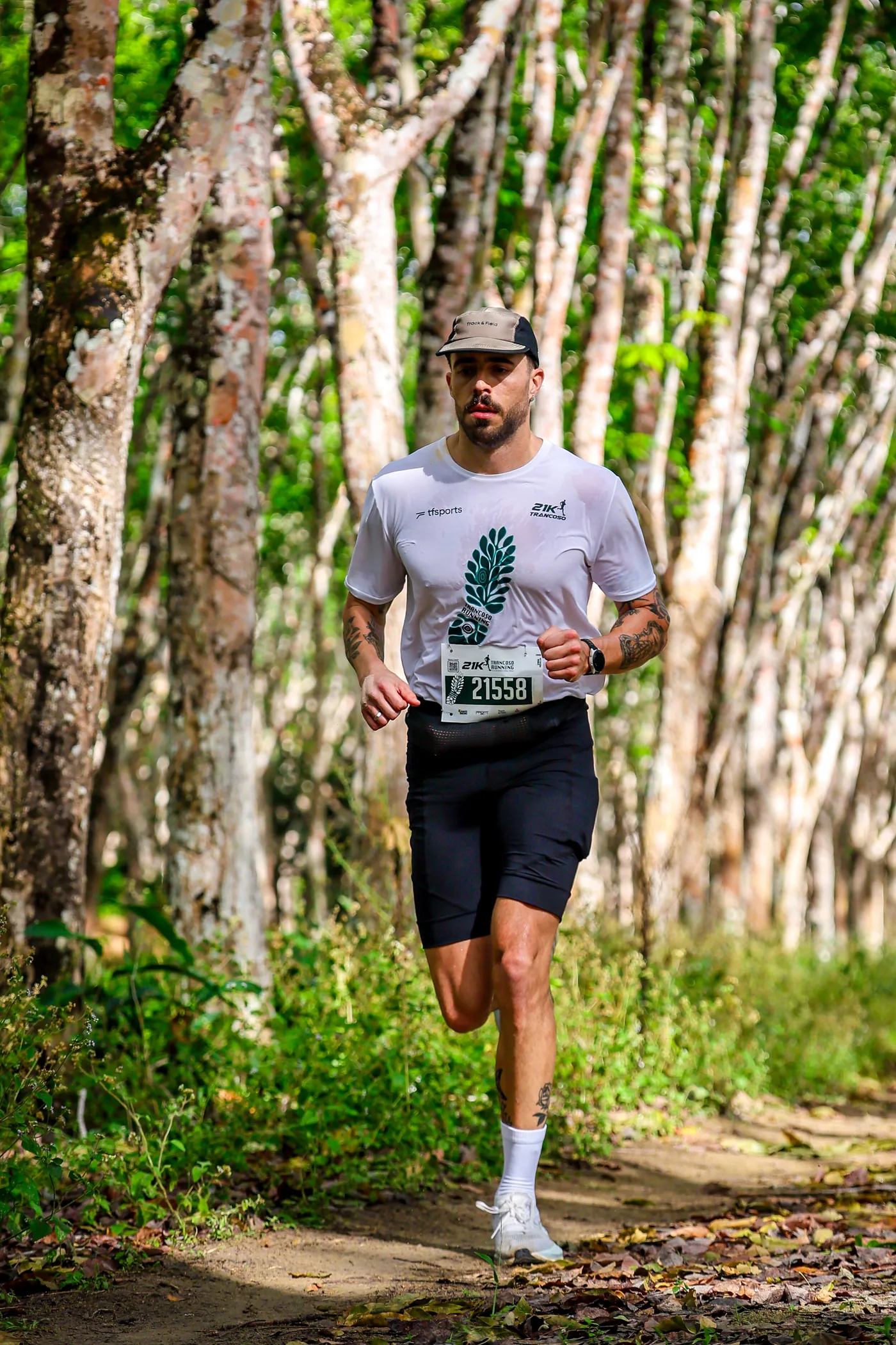 Atleta em trilha