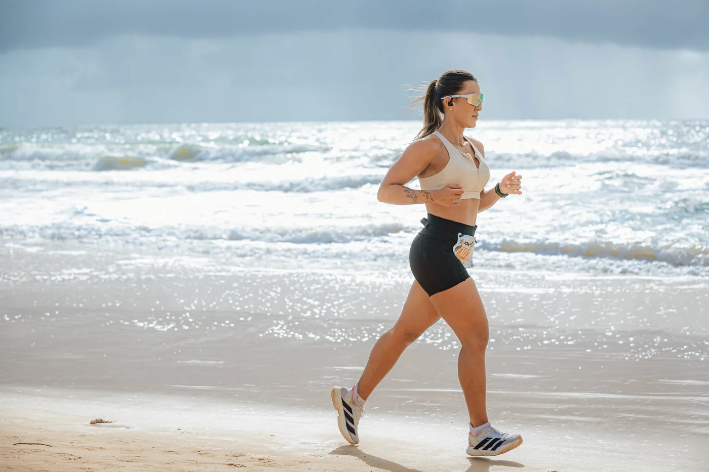 Atleta correndo no litoral