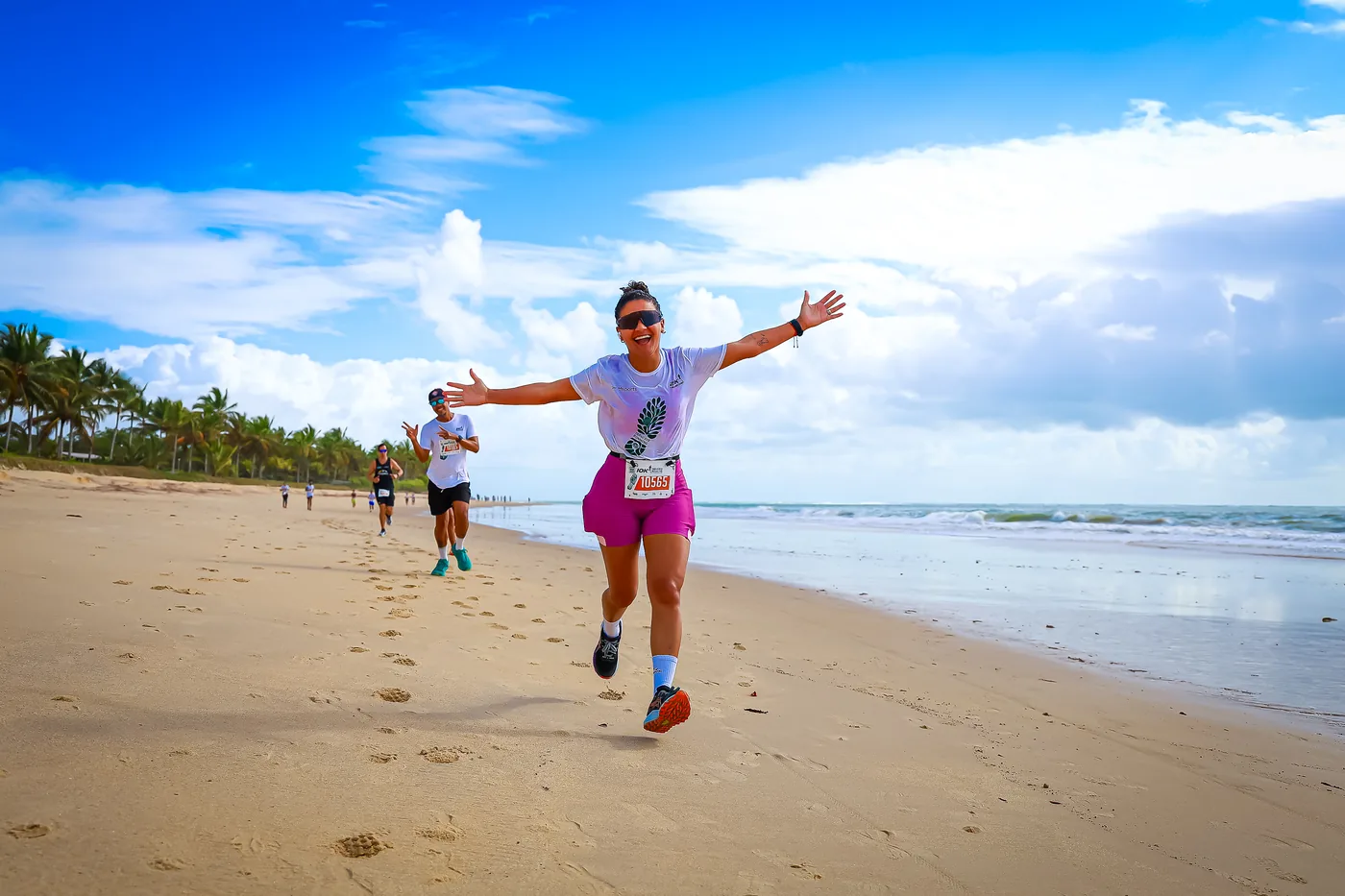 Atleta correndo na praia de Trancoso